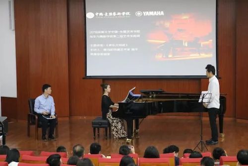 财神争霸艺术家石叔诚与特邀艺术家顾平受邀于成都大学东盟艺术学院、音乐与舞蹈学院艺术实践周开展公开课